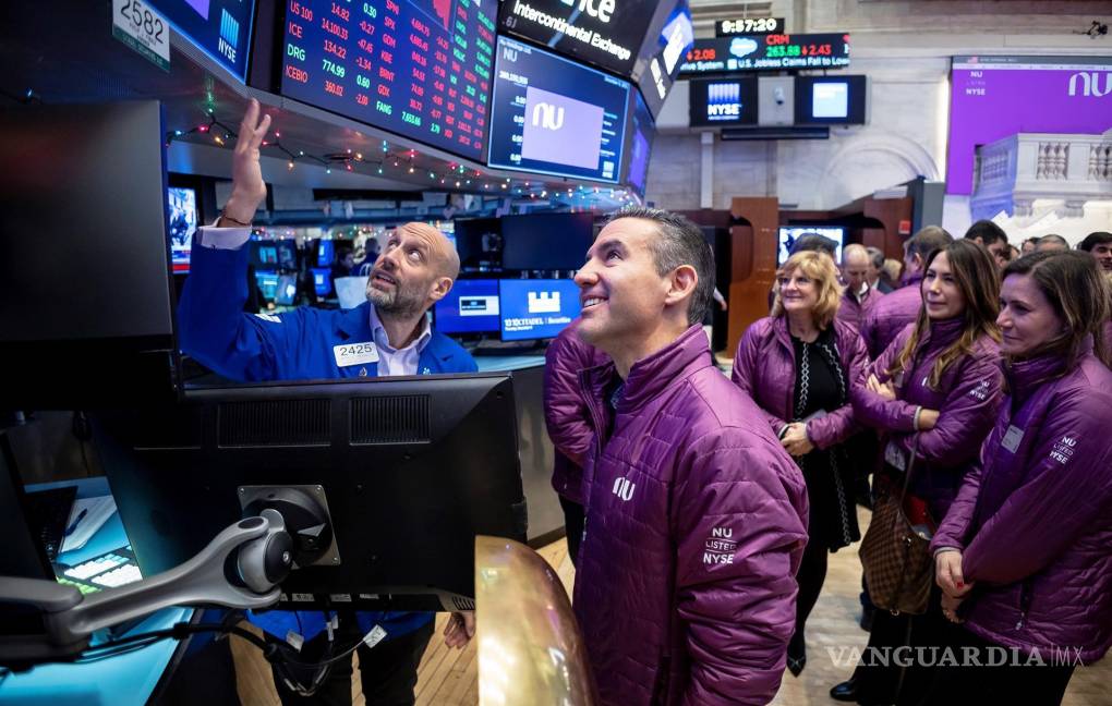 $!El CEO de NuBank, David Velez (c) en el piso de la Bolsa de Valores de Nueva York. EFE/EPA/Justin Lane