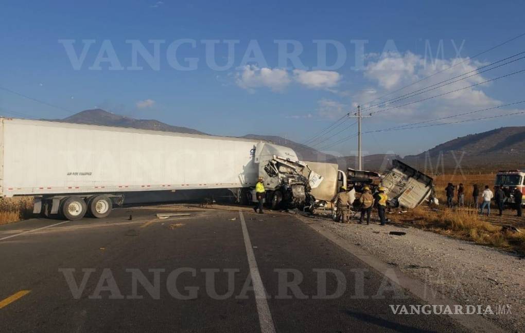 Conductor termina prensado en aparatoso choque en carretera a Zacatecas