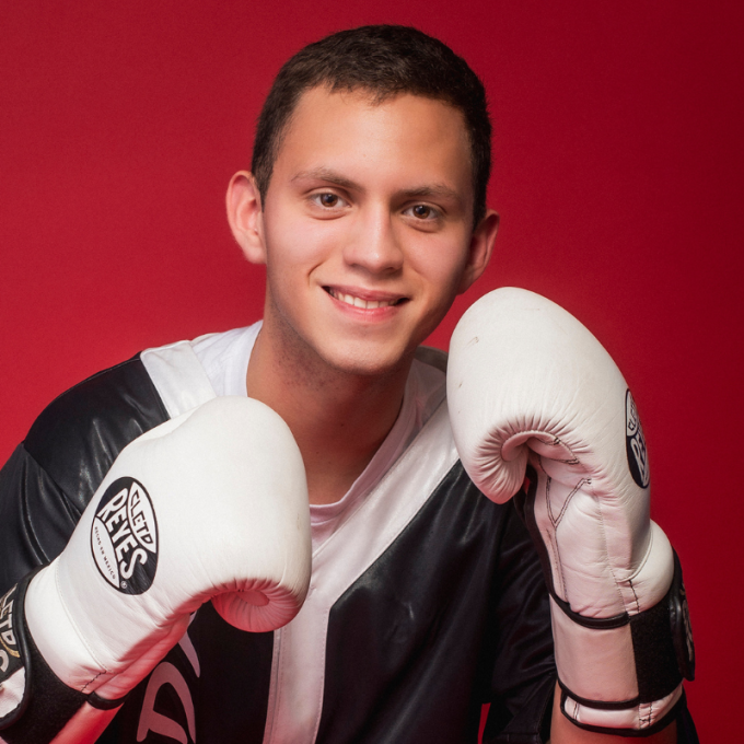 En el sector norponiente de Saltillo, Edgar Contreras Hernández imparte clases de box a personas de bajos recursos.
