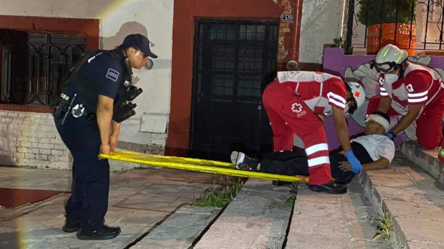 Elementos de la Policía Municipal acudieron al sitio mientras los socorristas preparaban el traslado del lesionado.