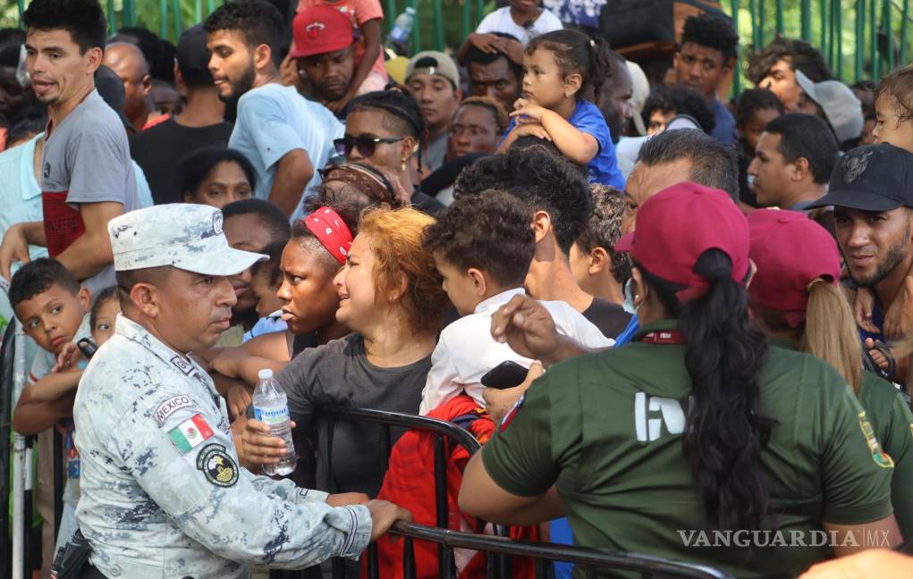 $!Un grupo de migrantes hacen fila para tramitar sus papeles migratorios en Tapachula, Chiapas (México).