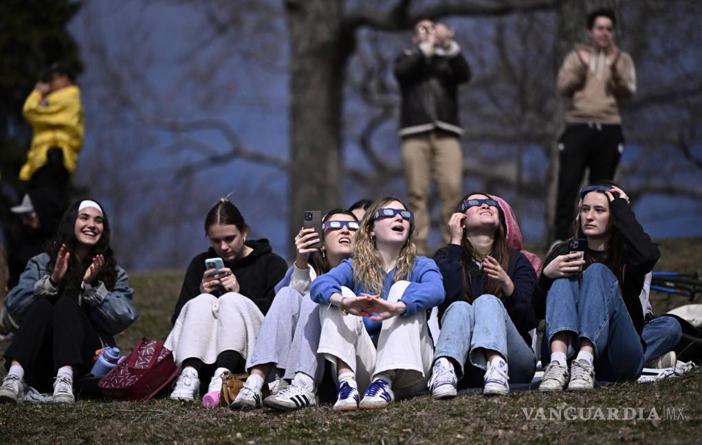 $!En Ontario, Canadá, también se reunieron grupos de personas para observar el eclipse.