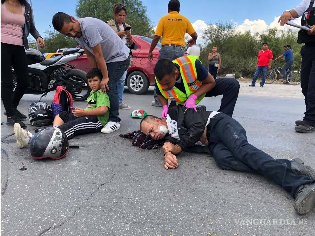 $!Impactan de frente su moto con un taxi