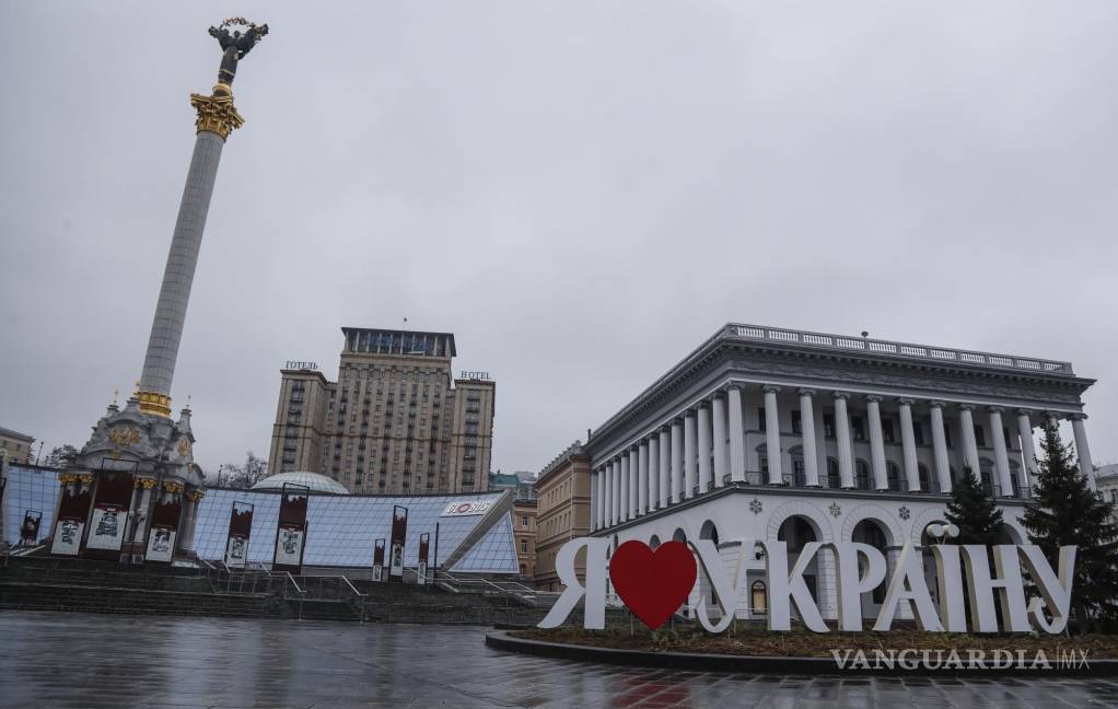 $!Vista de la plaza de la Independencia de Kiev (Kyiv), Ucrania, el 3 de marzo de 2022, con el famoso obelisco en el centro, una semana después de la invasión rusa, iniciada en la madrugada del 24 de febrero. A lo largo del tiempo, esta plaza ha recibido varios nombres siendo Maidán (La Plaza) el más habitual desde la independencia del país en 1991. EFE/EPA/ZURAB KURTSIKIDZE