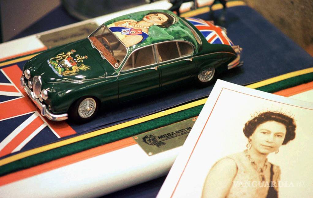 $!Una limosina Daimler miniatura pintada a mano con el retrato de la reina Isabel II de Gran Bretaña el 12 de junio de 1997. AP/Vincent Yu