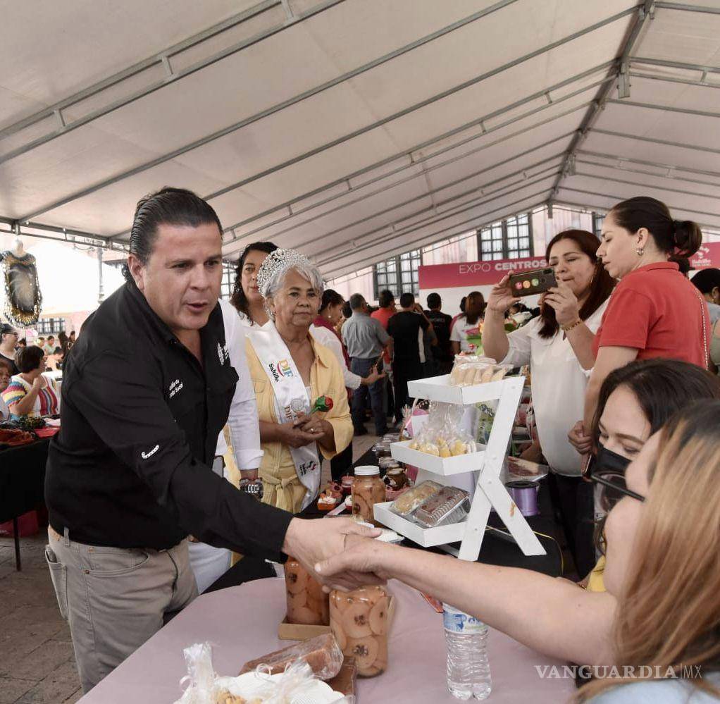 $!Más de 60 expositores de los 31 Centros Comunitarios municipales exhibieron sus productos, resultado de los cursos y talleres ofrecidos en estas instalaciones.