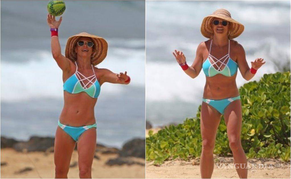 $!Britney Spears en bikini es captada jugando en la playa