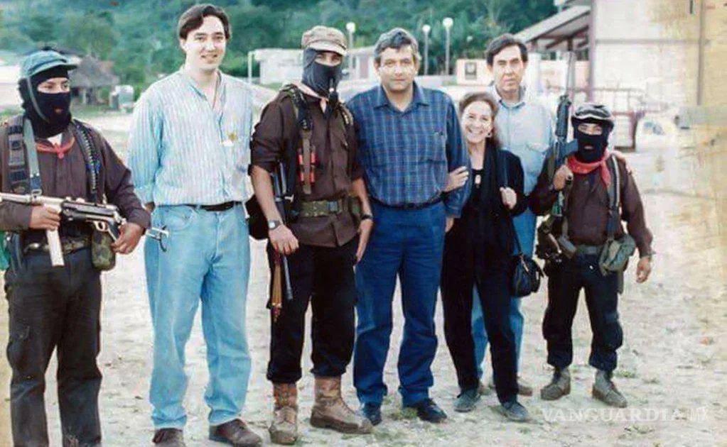 $!AMLO y Rosario Ibarra posan junto con el subcomandante Marcos. No se precisó la fecha exacta en la que se tomó la fotografía
