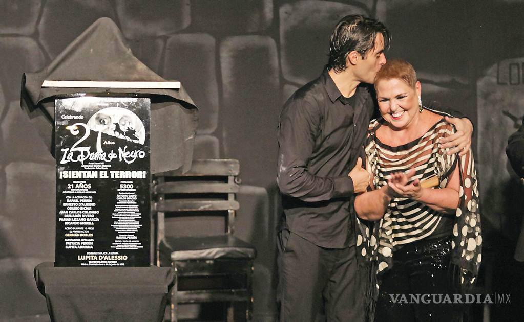 $!En 2015, Lupita D'alessio y Ernesto D'alessio develaron la placa conmemorativa a los 21 años de la puesta en escena.