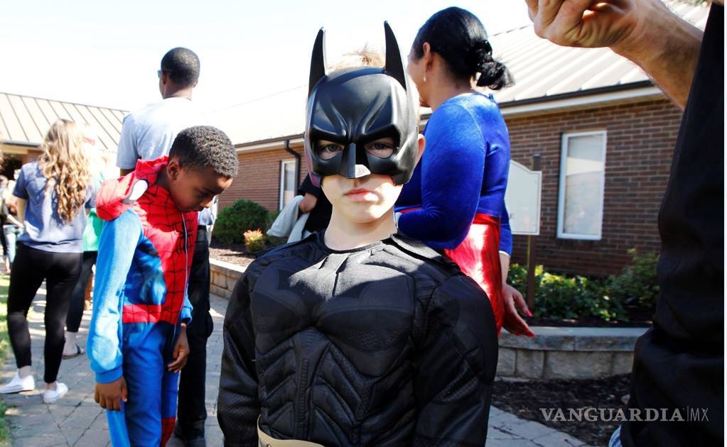 $!Triste adiós: Despiden con trajes de superhéroes a niño que murió en tiroteo