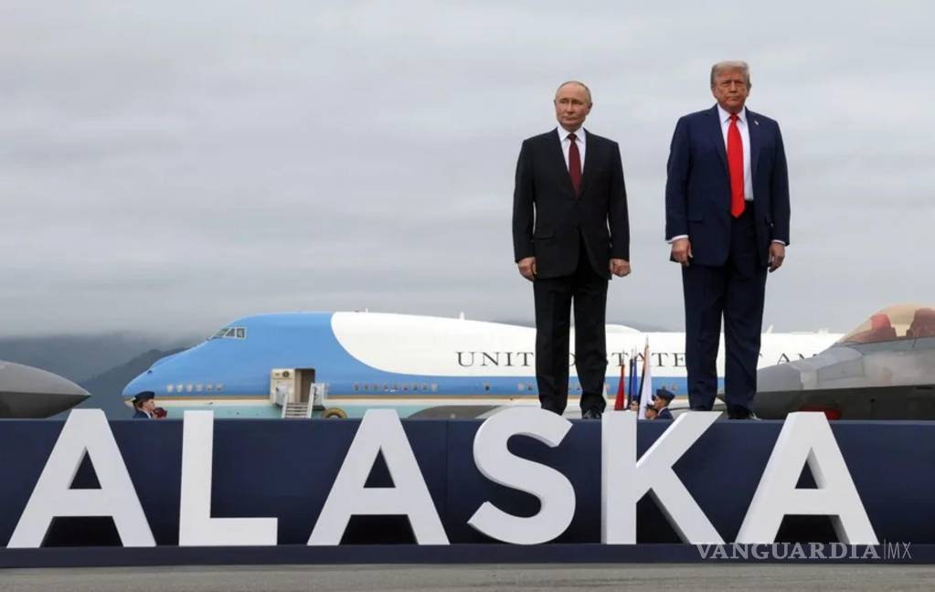 $!Donald Trump (d), y Vladimir Putin, en la pista de aterrizaje tras llegar para asistir a una reunión en la Base Conjunta Elmendorf-Richardson.
