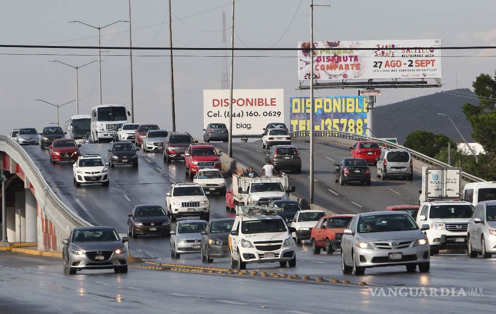 Rebasados bulevares en Saltillo: ‘Atora’ tráfico vial el transporte de personal
