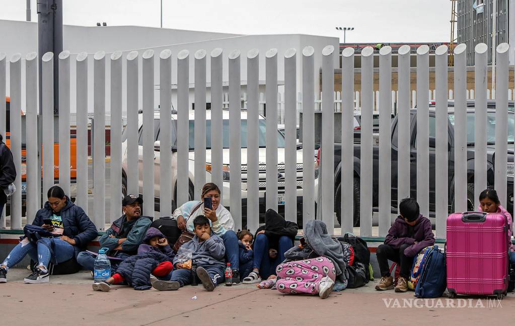 $!Migrantes esperan afuera de la garita internacional del Chaparral en la ciudad fronteriza de Tijuana (México).