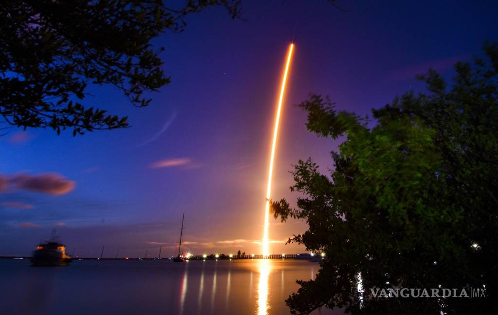 $!El lanzamiento de una cápsula SpaceX Crew Dragon encima de un cohete Falcon 9 se ve después de despegar del Pad 39A en el Centro Espacial Kennedy en Cabo Cañaveral, Florida. AP/Florida Today