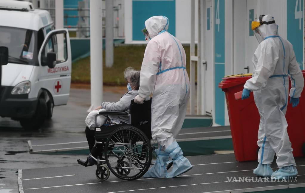 $!Los trabajadores de la salud acompañan a un paciente de Covid-19 al complejo hospitalario en el asentamiento de Kommunarka en Moscú, Rusia. EFE/EPA/Maxim Shipenko