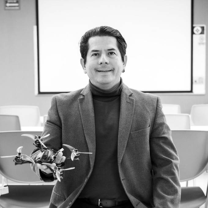 El profesor Roberto lidera proyectos innovadores relacionados con drones y aviones.