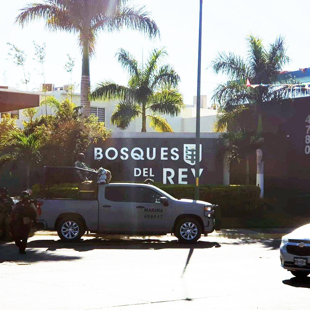 $!El operativo de fuerzas federales se dio en el fraccionamiento Bosques del Rey de Culiacán, Sinaloa