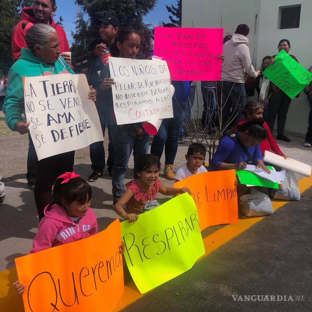 $!Se manifiestan en 69 batallón de Infantería, afuera de evento de Andrés Manuel López Obrador en Saltillo, Coahuila