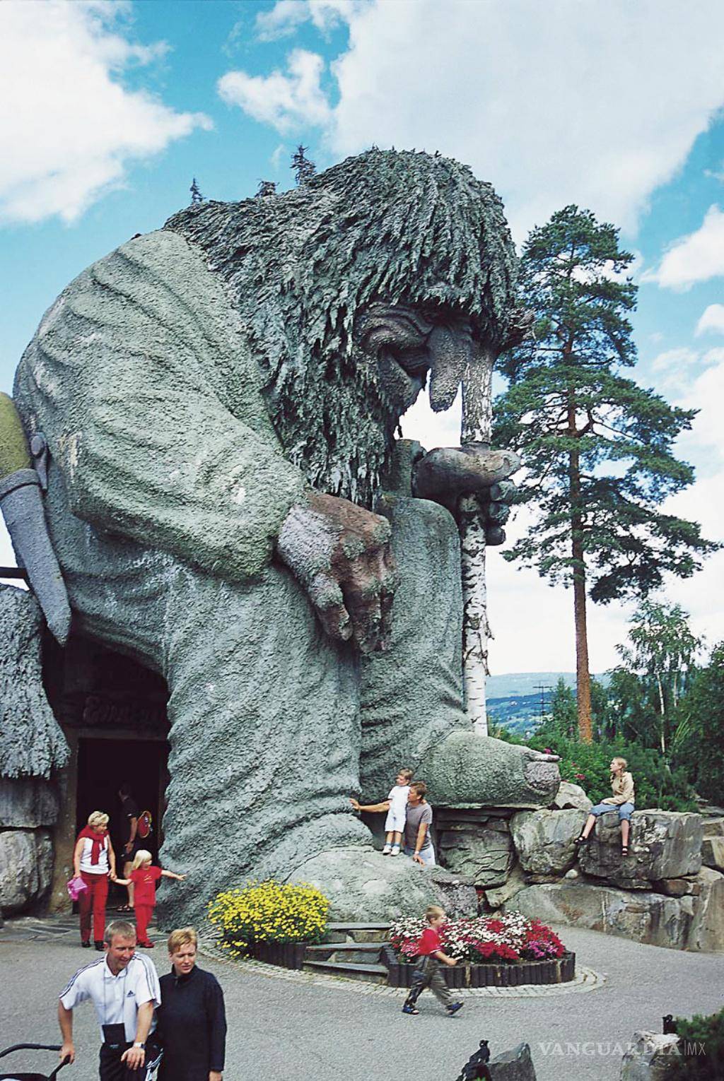 $!Gigantesca escultura de un 'troll' en Hunderfossen.