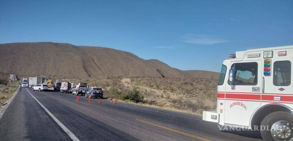 $!Personal de servicios periciales de la FGE, cerró uno de los carriles de circulación para efectuar el peritaje de tránsito terrestre.