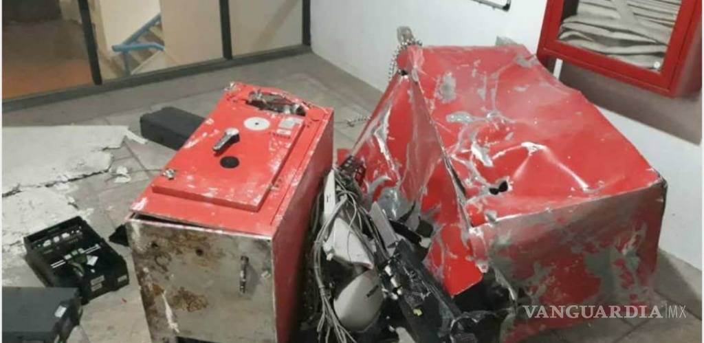 Ladrones destrozan cajero con retroexcavadora