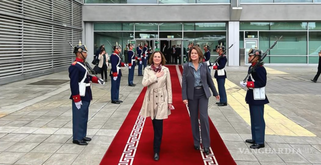 $!Beatriz Gutiérrez Müller y Ebrard acuden a investidura de Petro en representación de AMLO