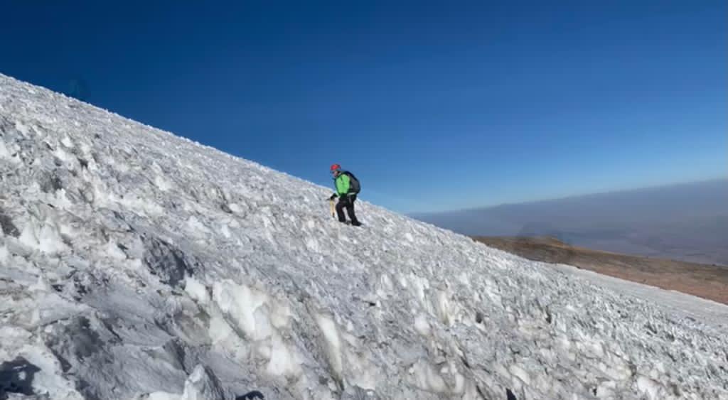 $!La vertiente norte del Everest, menos transitada y más desafiante, pone a prueba a los alpinistas con tramos expuestos y largos. Karla, una pionera en esta ruta, nos comparte sus experiencias enfrentando la falta de oxígeno en la temida “zona de la muerte”.