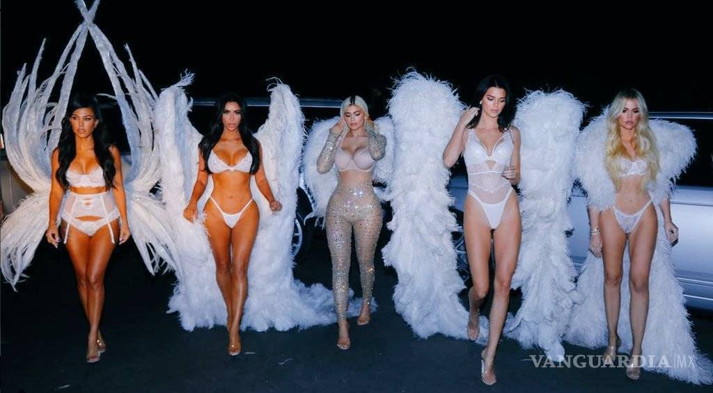$!Kim Kardashian y sus hermanas se disfrazaron de sexy ángeles (fotos)