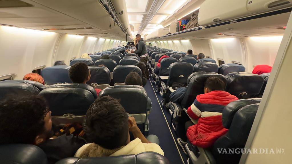 $!El Boeing 737-300 matrícula XAVDD despegó a las 06:28 horas, transportando a los migrantes.