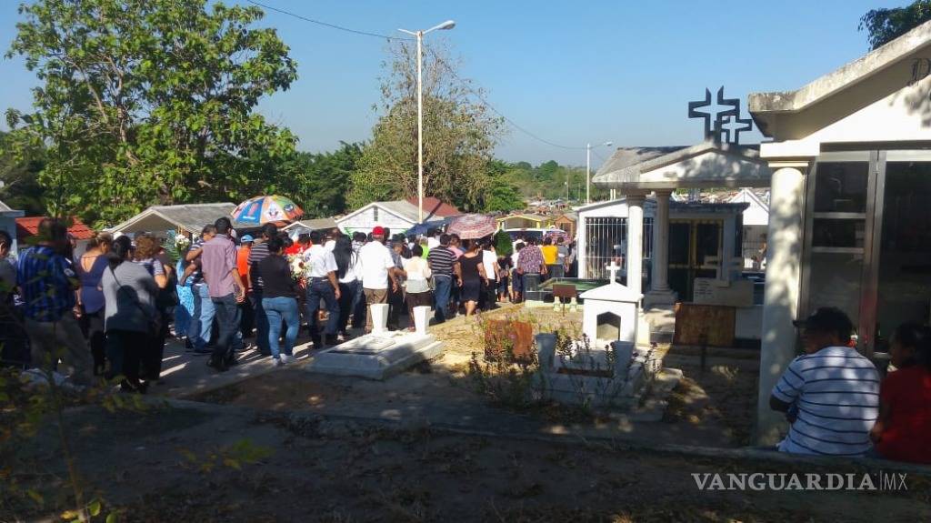 $!Dan sepultura a víctimas de masacre en Minatitlán, familiares exigen justicia