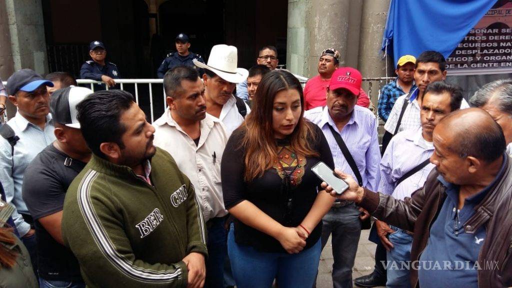 $!Alcaldesa es retenida por pobladores en Oaxaca, por no liberar recursos