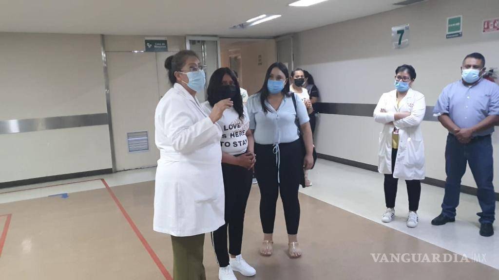 $!El personal médico mostró su alegría por la salud de Michelle, quien ahora podrá llevar una vida normal.