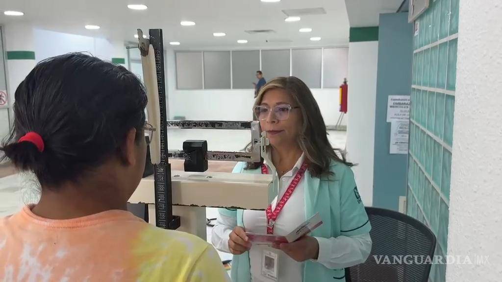 $!Entre sus labores cotidianas, Lili recibe a los pacientes, registra peso y talla y los orienta antes y después de la consulta.