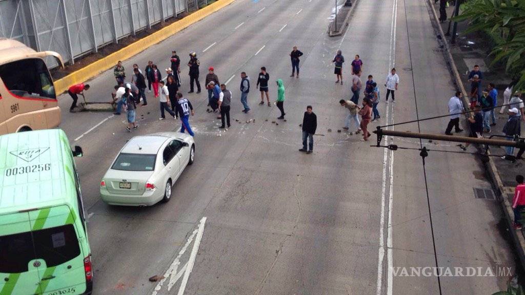 $!Golpes y pedradas entre policías y colonos por desalojo en Peñón de los Baños (CDMX); liberan circulación en Circuito