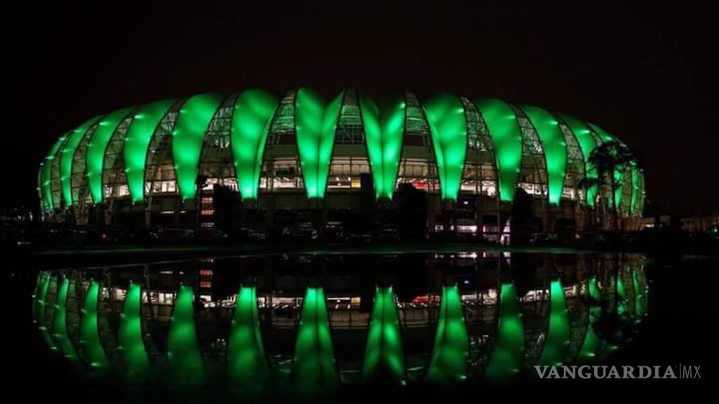 $!Monumentos y estadios de fútbol se iluminan de verde en homenaje al Chapecoense (galería)