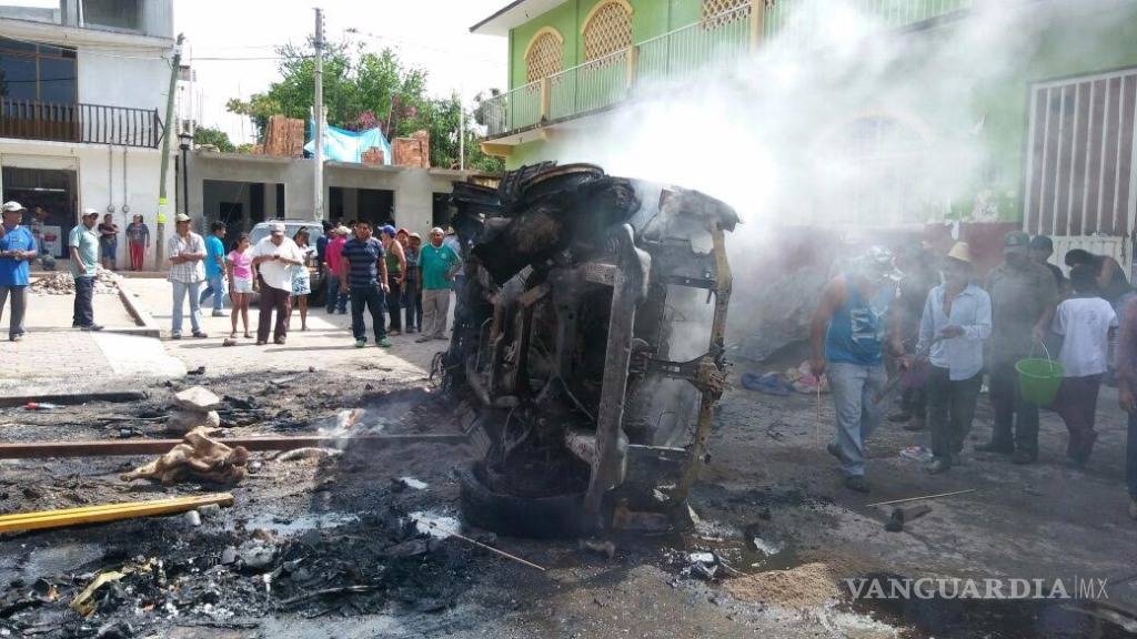 $!Queman vehículo de alcaldesa en Guerrero