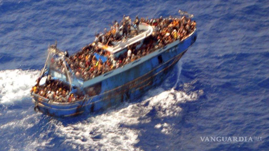 $!Migrantes viajaban a bordo del barco antes de volcarse cerca de la costa de Grecia. Solo sobrevivieron poco más de cien personas.