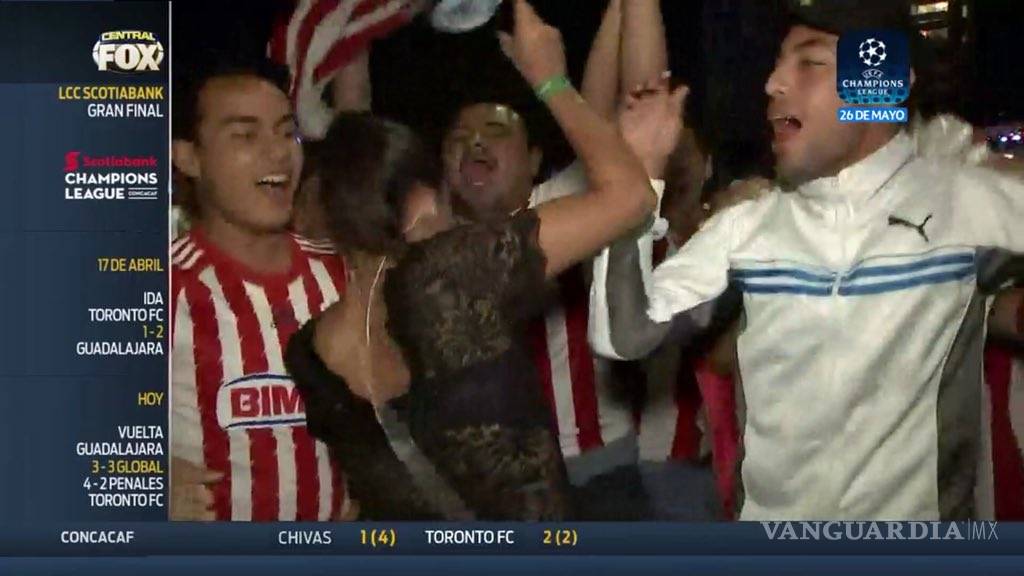 $!Fanáticos de Chivas 'manosean' a reportera de Fox Sports durante los festejos del título