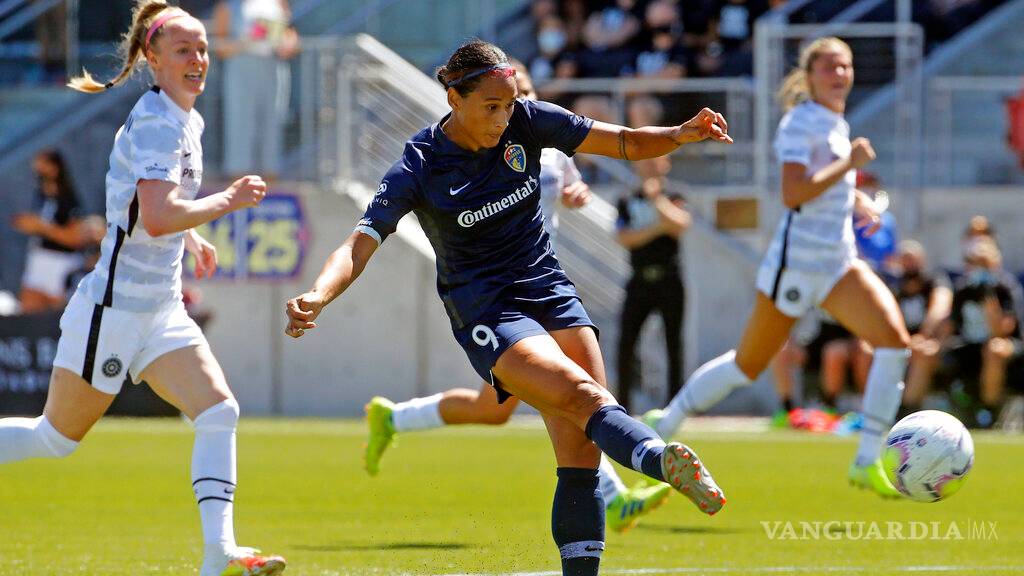 $!Jugadoras de la NWSL se arrodillan antes del partido