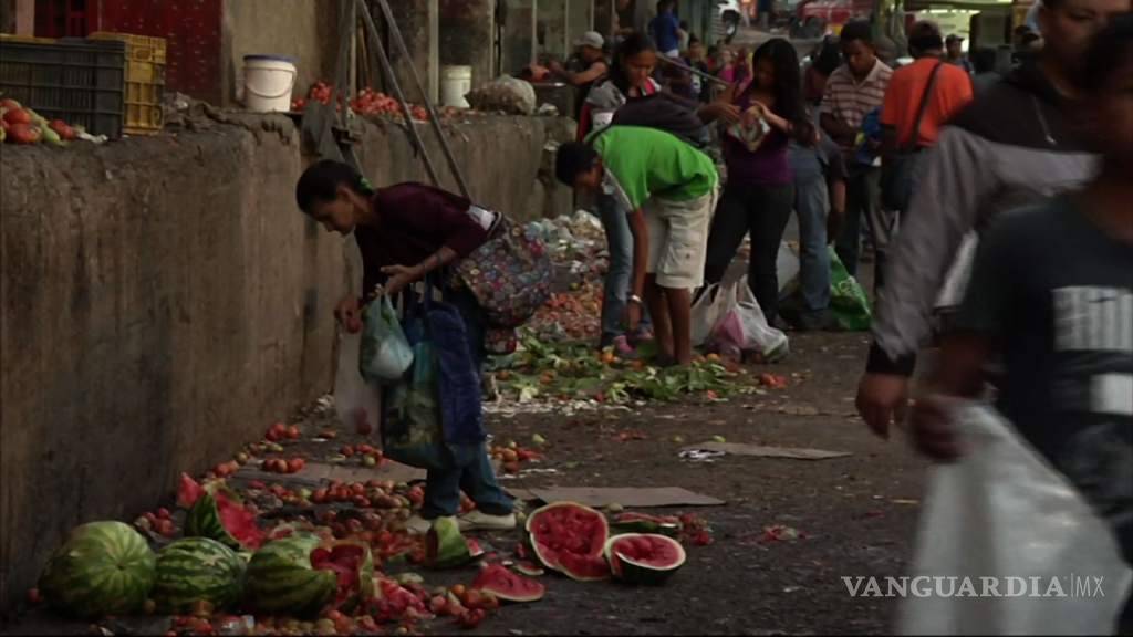 $!VIDEO &quot;Que el presidente vea que nos está matando de hambre&quot;: Venezolanos comen de la basura