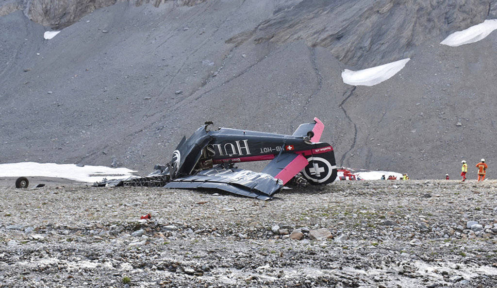 $!Un avión antiguo choca en Alpes suizos; 20 muertos