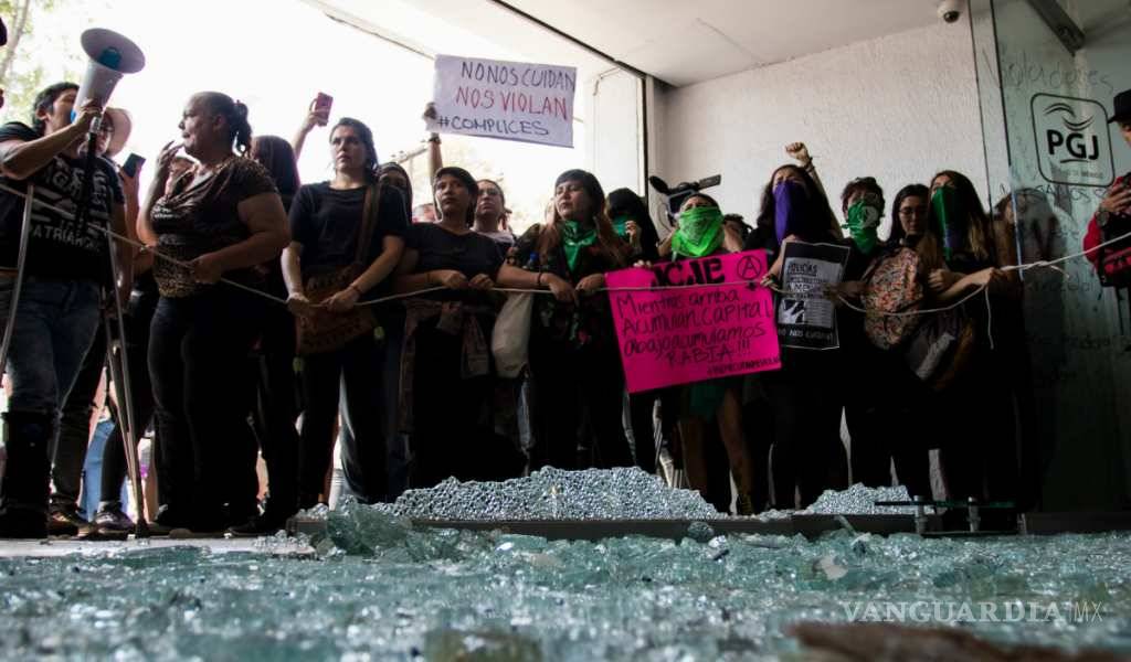 $!'No me cuidan, me violan', gritan mujeres al manifestarse contra la policía en la CDMX