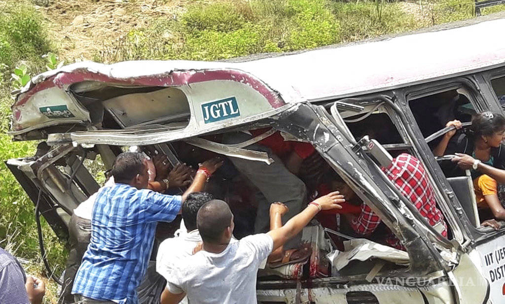 $!Mueren 55 peregrinos en accidente de autobús en la India