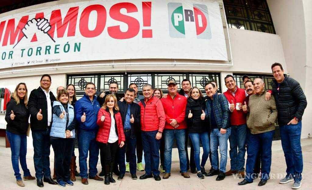 $!Entre los militantes que emitieron su voto y que acompañaron al Ejecutivo Estatal, aparecen el alcalde Román Alberto Cepeda, Verónica Martínez, Mario Cepeda y Eduardo Olmos, entre otros.
