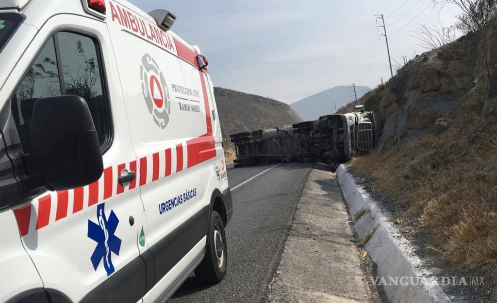 Trailero se salva al volcar en la carretera Saltillo-Monclova