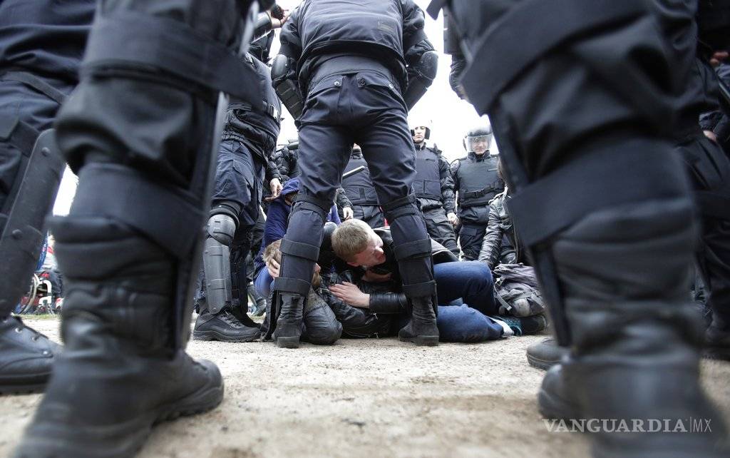 $!Arrestan a cientos en Rusia en protesta contra Putin