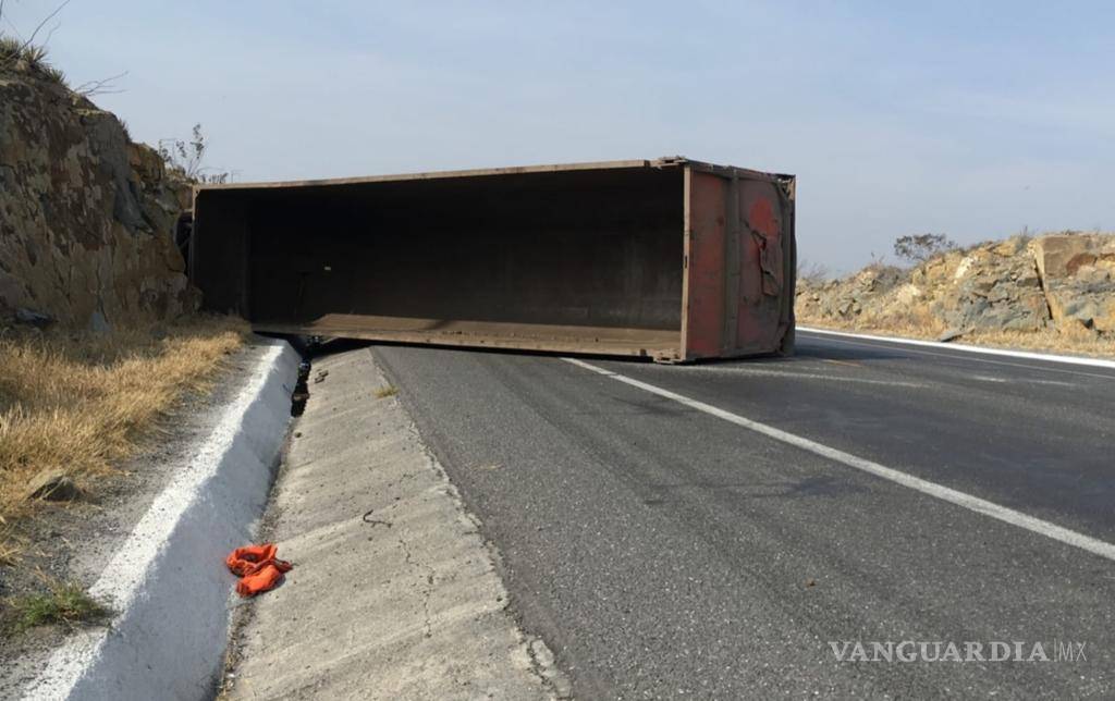 Trailero se salva al volcar en la carretera Saltillo-Monclova