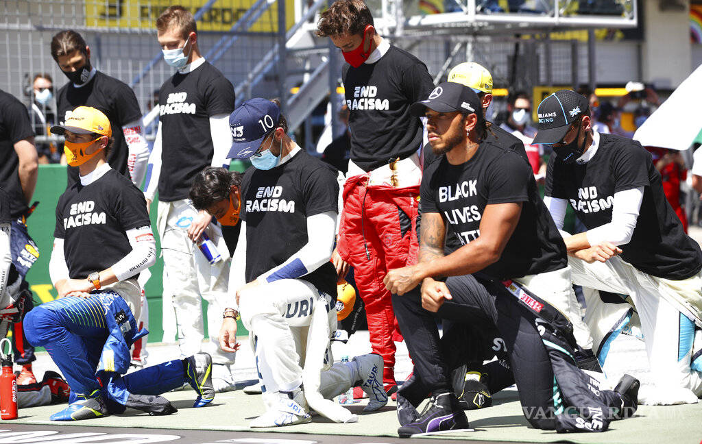 $!Pilotos se arrodillan contra el racismo antes de iniciar el GP de Austria
