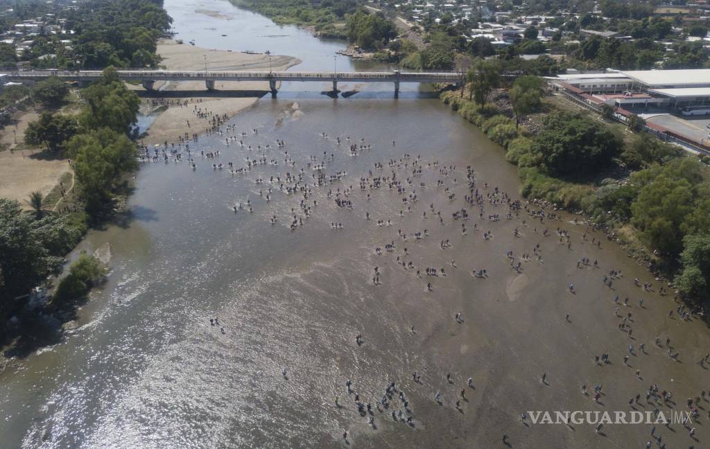 $!Guardia Nacional frena a migrantes que intentaron cruzar a México por río Suchiate