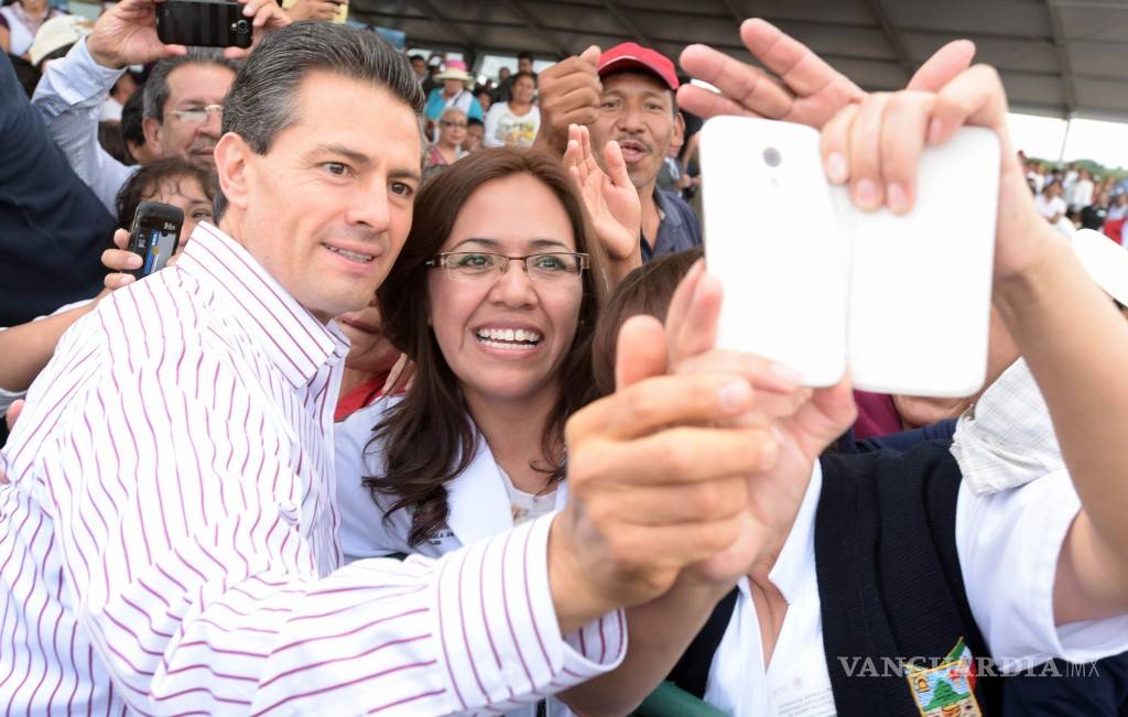 $!Peña Nieto, todo un 'adicto' a las 'selfies'